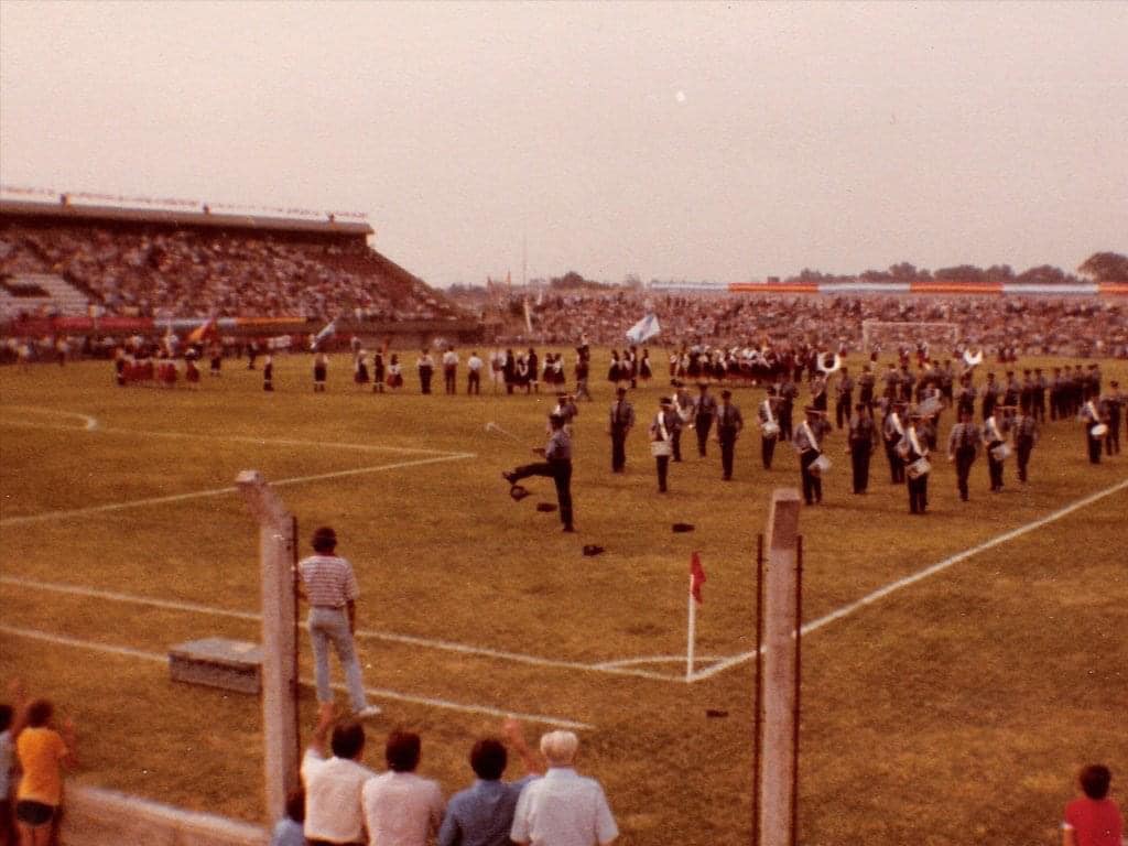 Desfile en la inauguración del Estadio España, en 1981