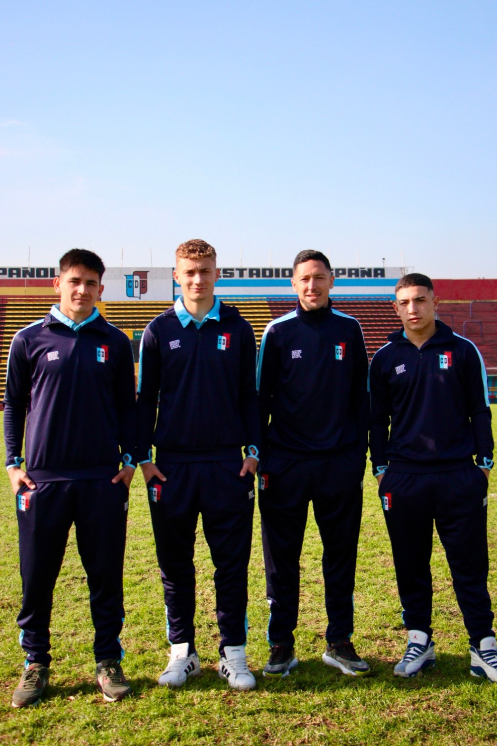Jugadores del primer equipo con el buzo 2026 en el Estadio España