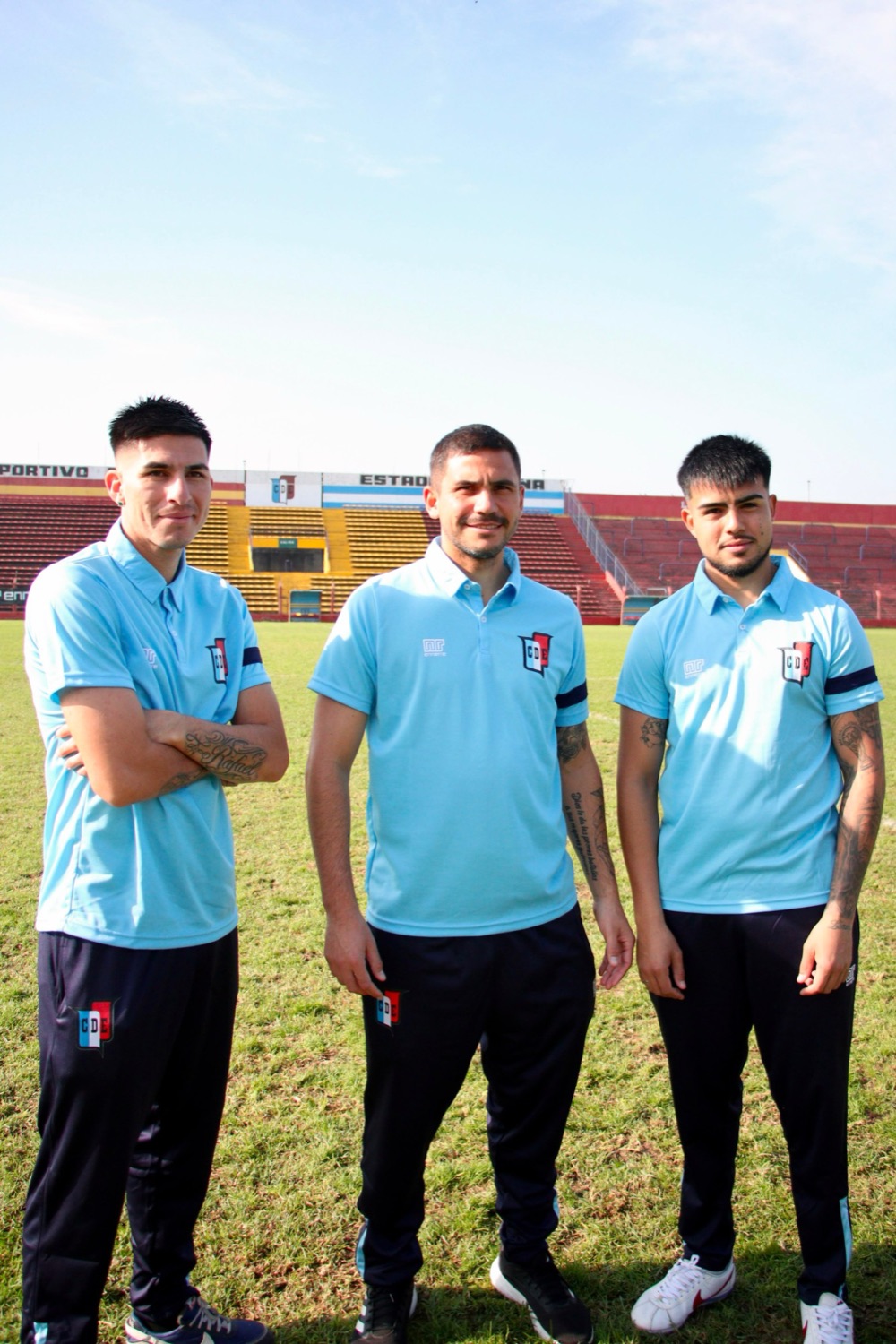 Jugadores del primer equipo con la chomba celeste 2026 en el Estadio España