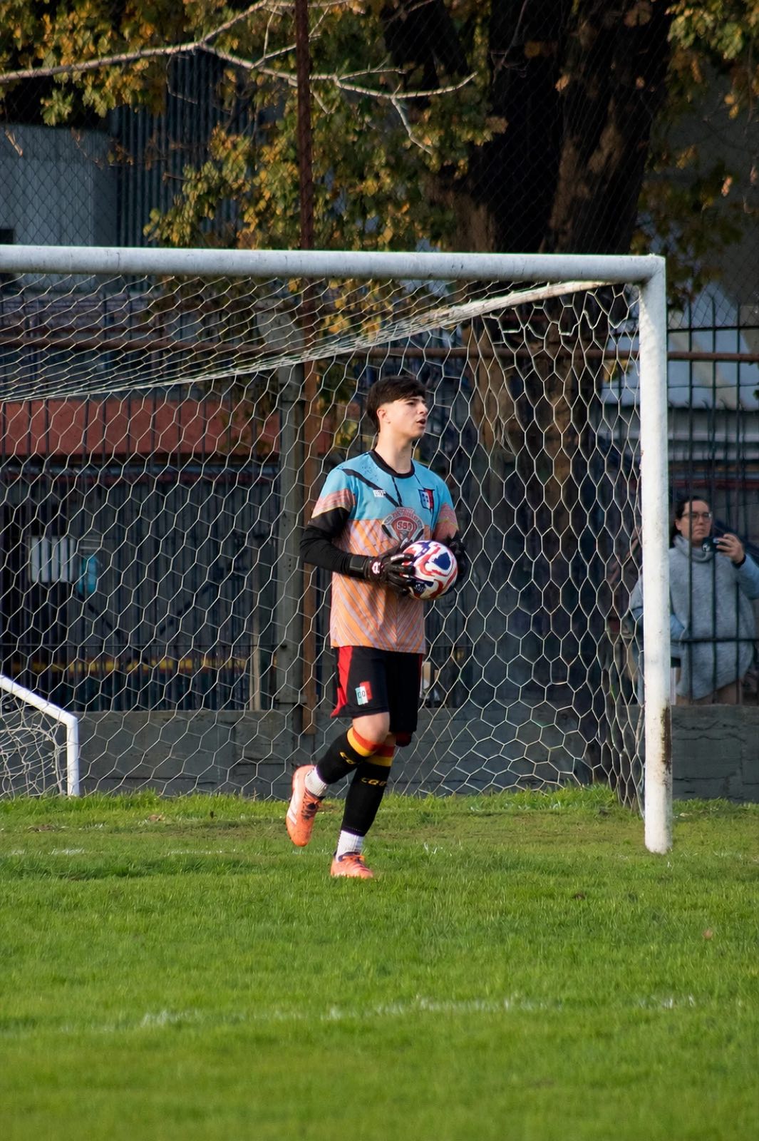 Arquero de la 7.ª con la pelota