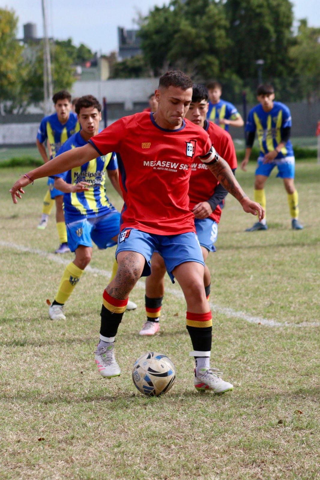 Jugador de la Reserva conduciendo la pelota