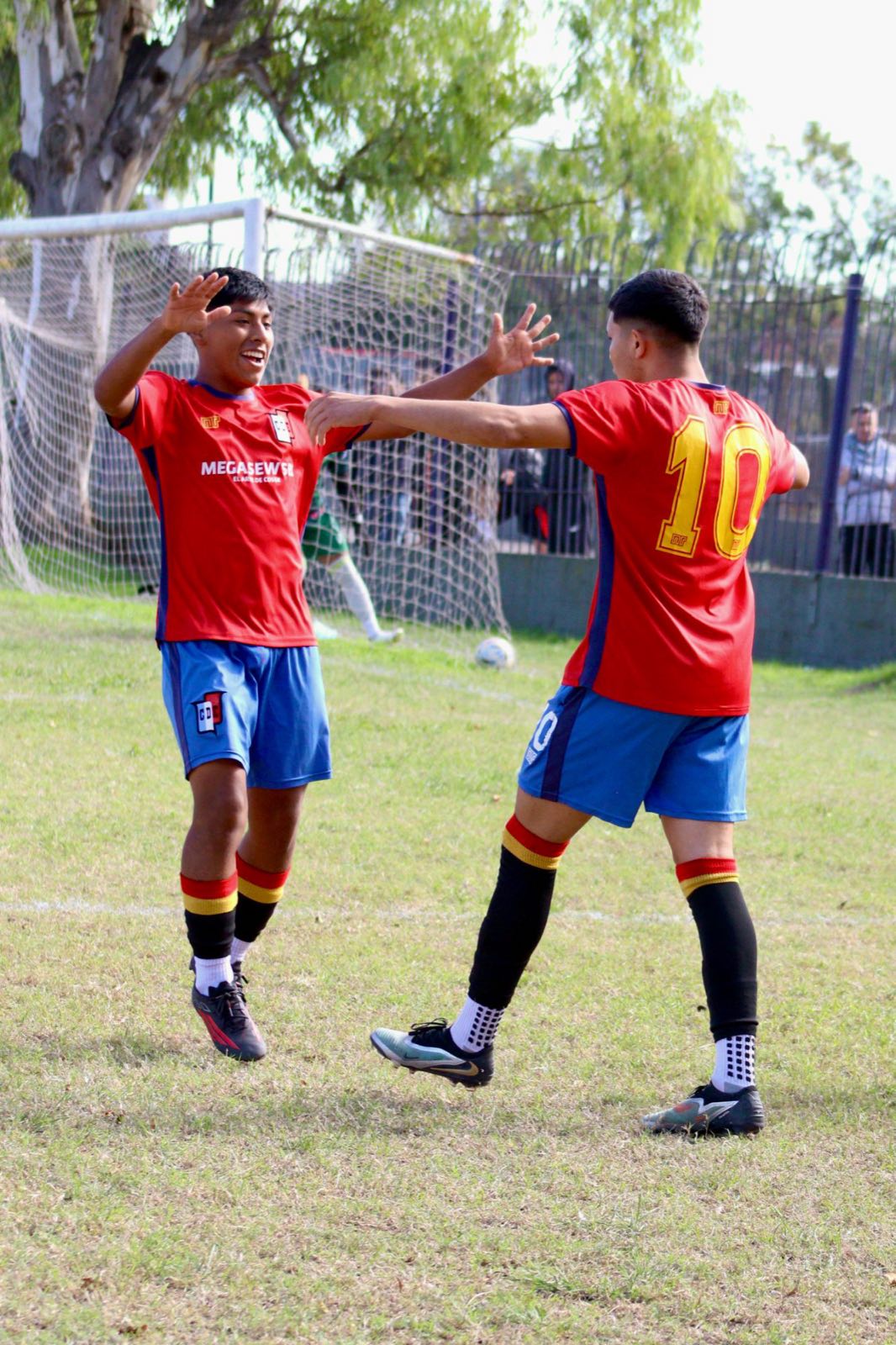Festejo de gol de la Reserva
